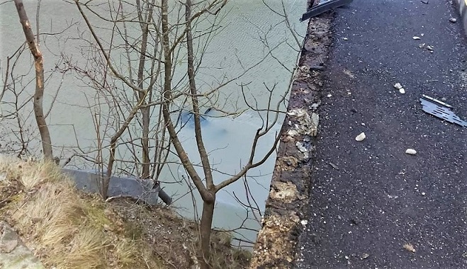 Accident la Cornetu autoturism cazut in raul Olt