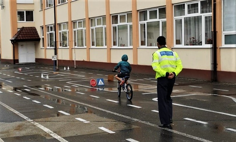 Polițiștii Alături De Micii Bicicliști La Concursul Educație