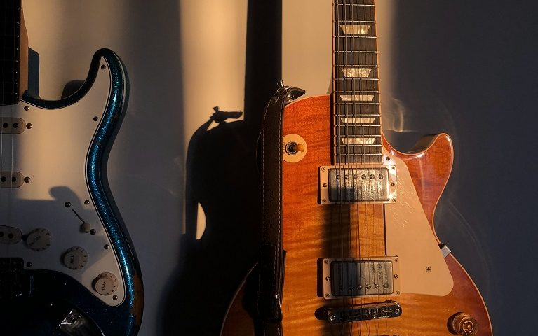 Mc Music 10 sfaturi pentru incepatorii care vor sa cante la chitara electrica min