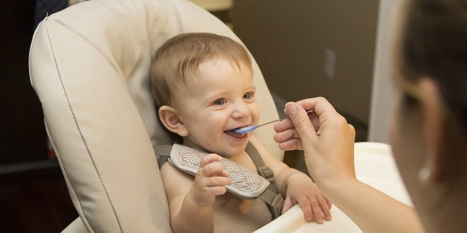 Scaune de masa pentru cei mici de la Babyneeds prevazute cu sistem anti-alunecare