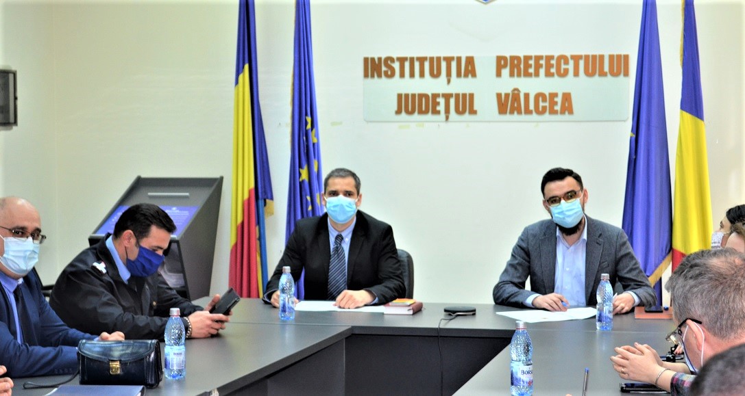 Prefectul de Valcea Sebastian Fartat reinvestit in functie Robert Vasile Achim este noul subprefect